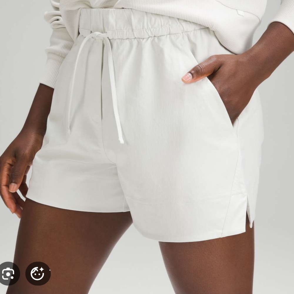 Lululemon Cinchable waist woven short 3.5 inch inseam size large in bone